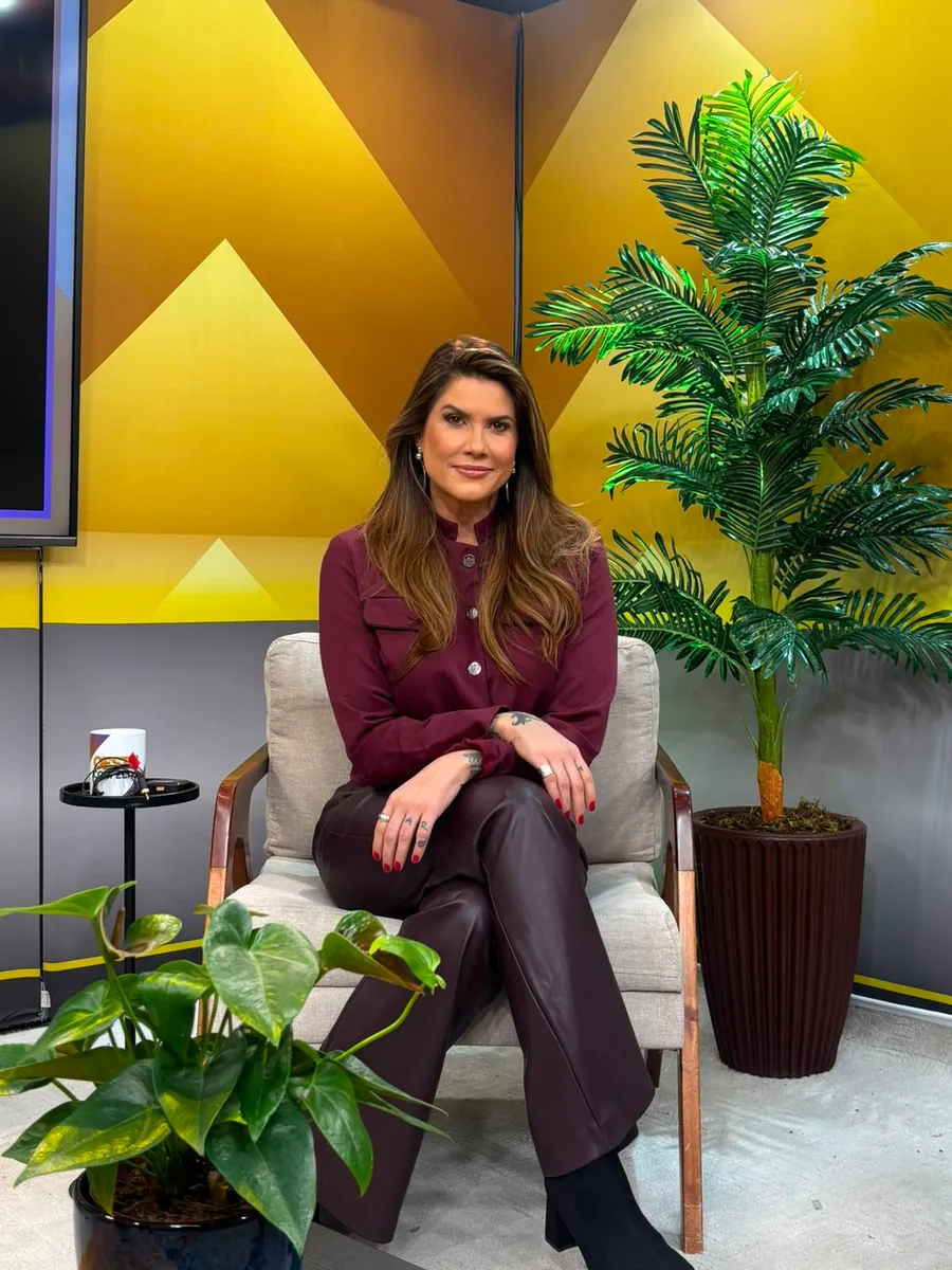 Adriana Reid no estúdio de TV, durante o programa